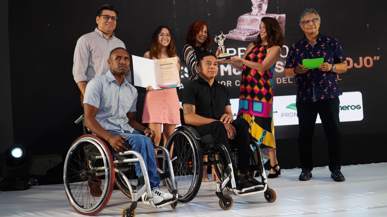 Yuruby Ricardo, Laura Suárez, Raymon Hernández, Valentina Salcedo, Lorena García, Miguel Ángel Acuña y Valentina Mercado, de la Universidad Sergio Arboleda, con el premio Mejores Cronistas.