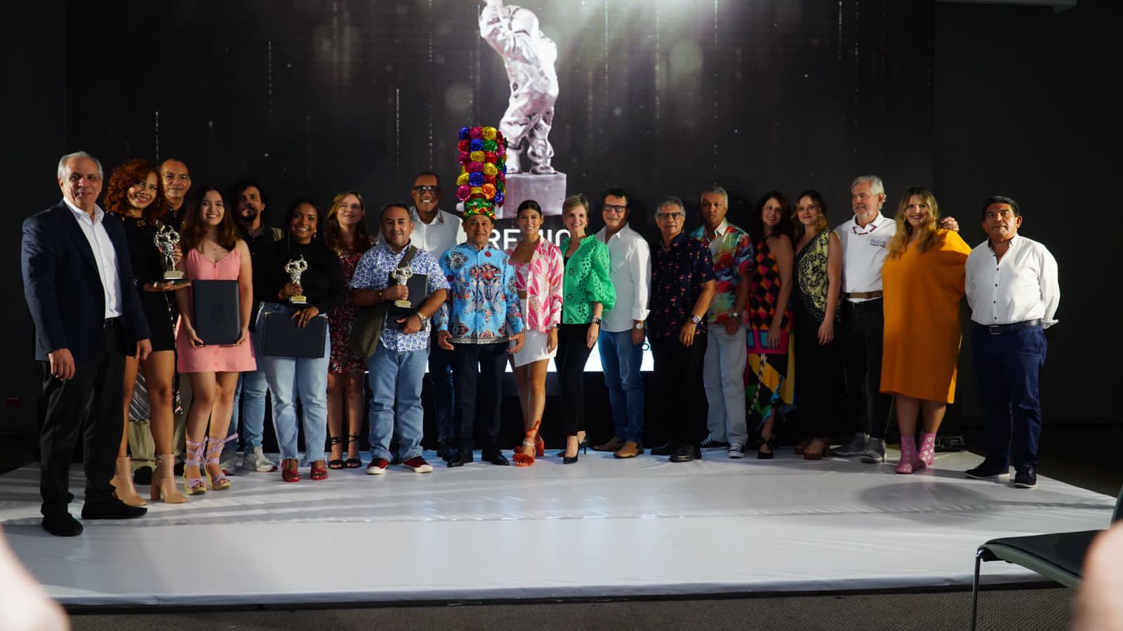 Los ganadores de la novena edición del Premio de Periodismo Promigas 'Ermesto McCausnald'.