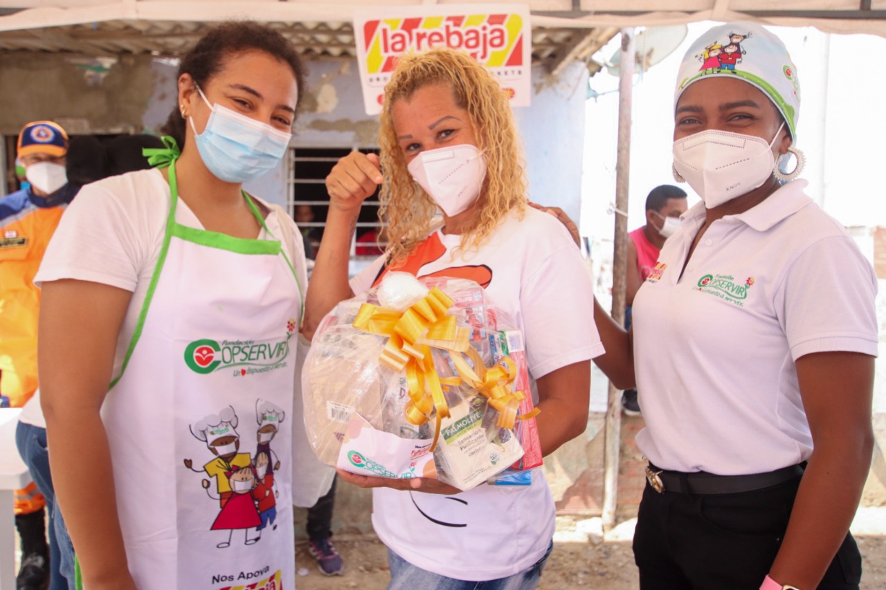 Entrega de almuerzos en el barrio Villa Caracas. 