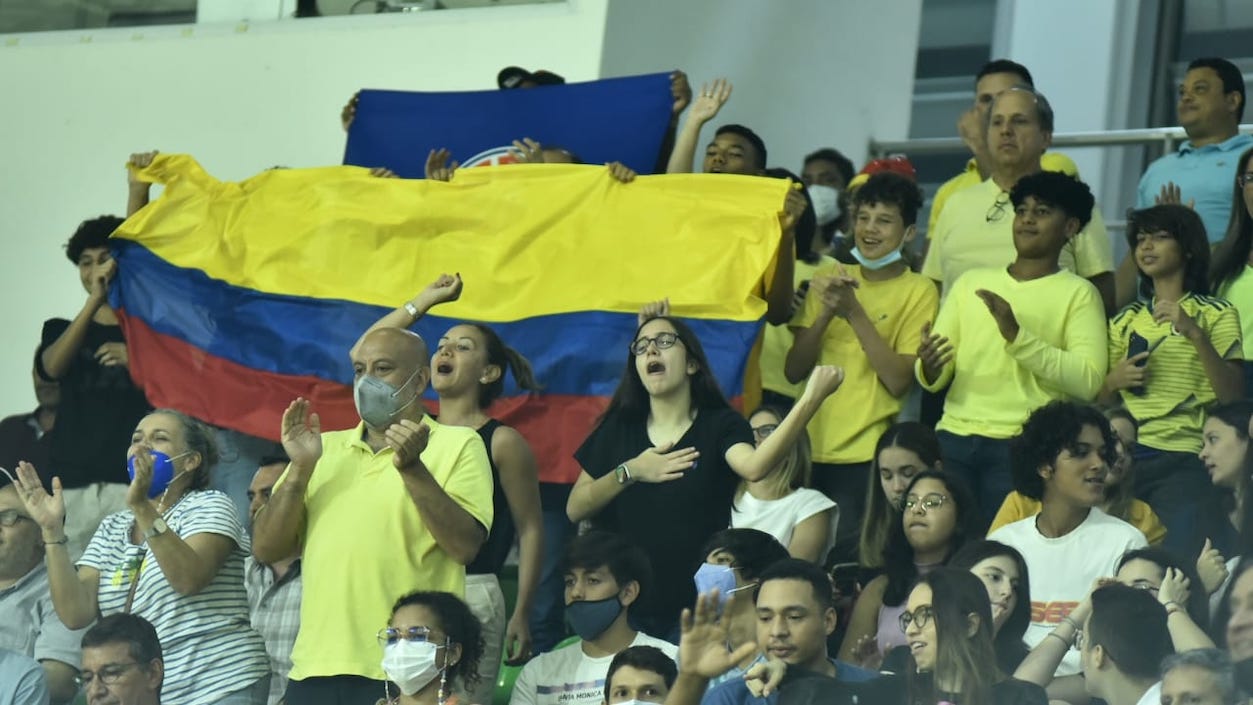 Barra de Colombia en el Elías Chegwin.