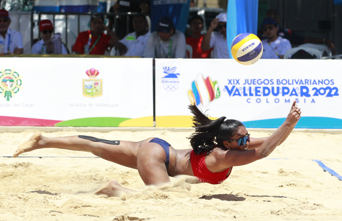 Claudia Gaona recibe un servicio de María Chacón y María Galindo de Bolivia, en un partido de voleibol playa femenino.