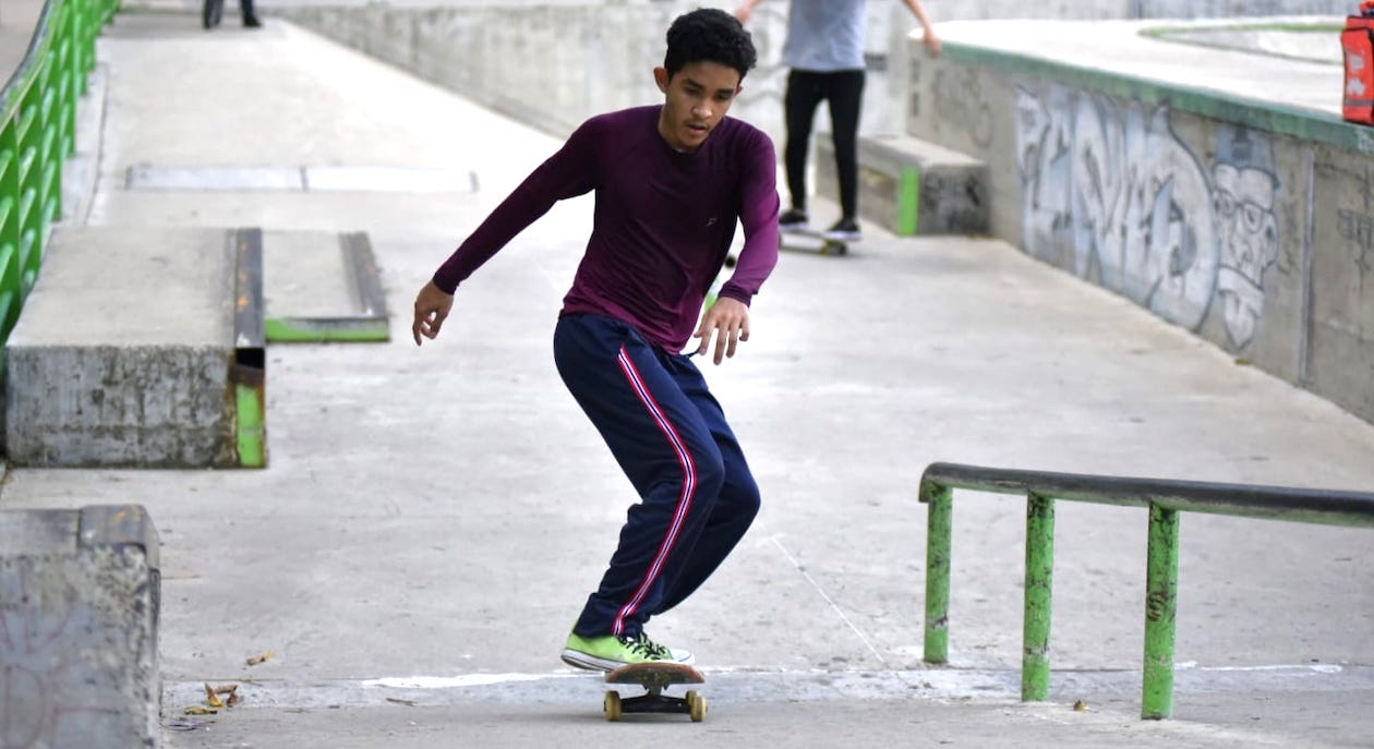 Practicando con la patineta.