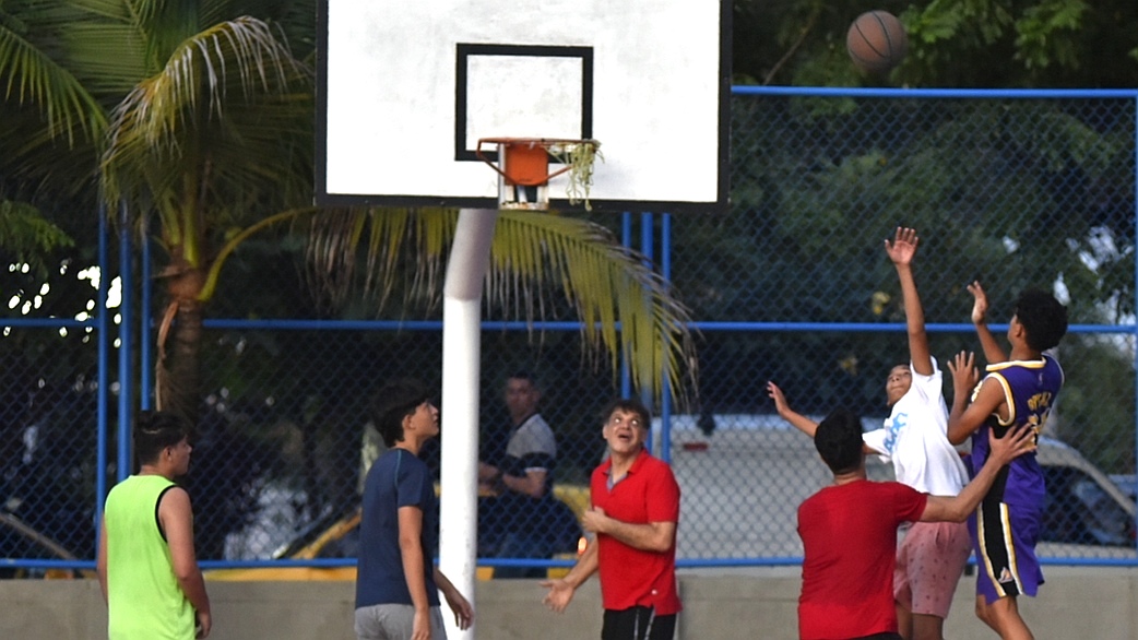 Jugando al basket.