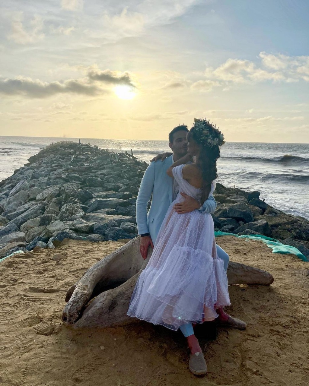 Los novios frente al atardecer en el mar Caribe