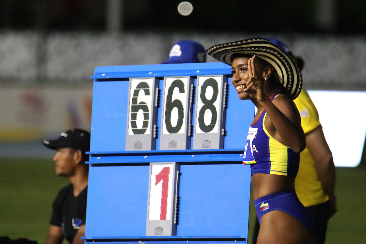 Natalia Linares posa al lado de su marca ganadora. 