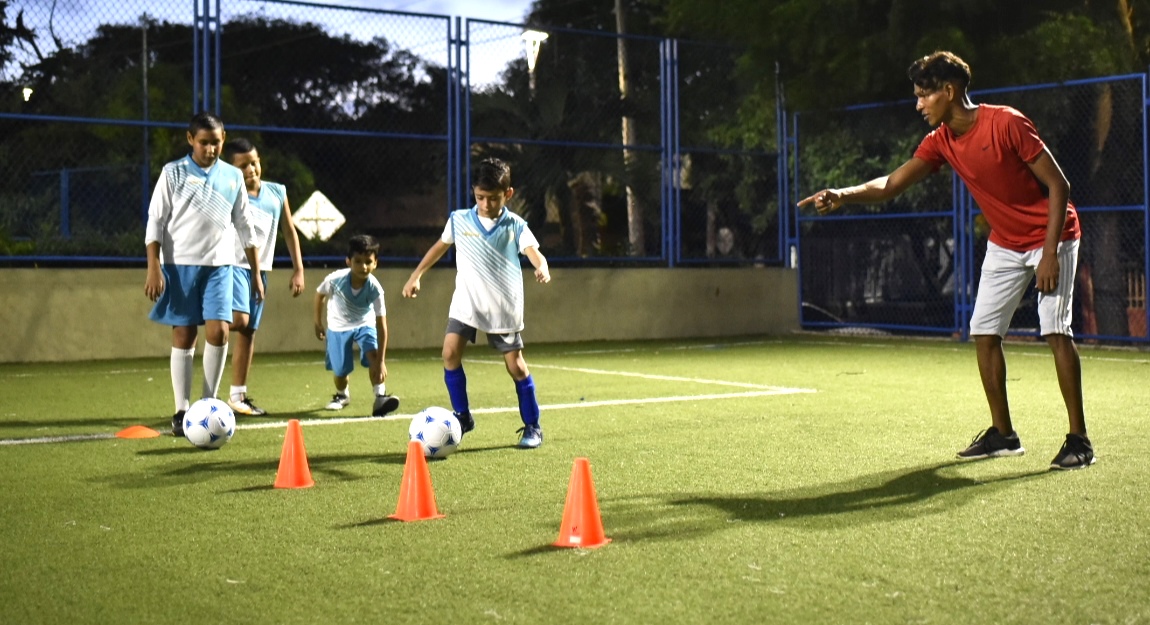 Niños practicando fútbol.