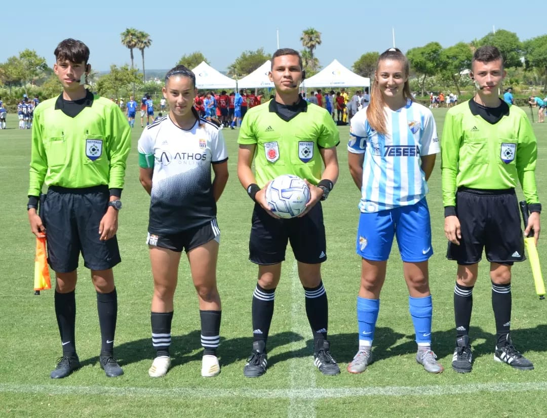 Los jueces dirigieron también torneos femeninos. 