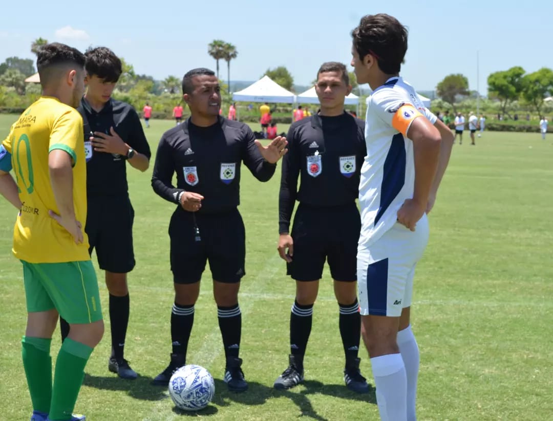 Jorge Acosta durante el sorteo de un partido. 