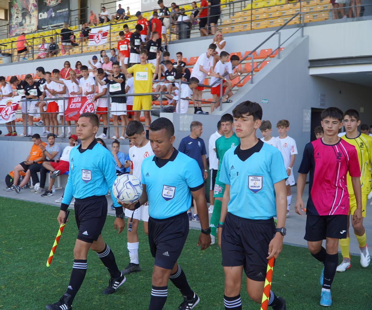 Los tres jueces barranquilleros en su salida a la cancha. 