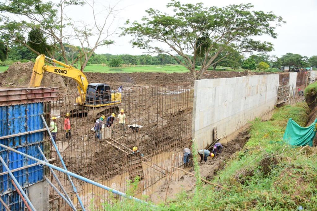 Obras del muro de contención.