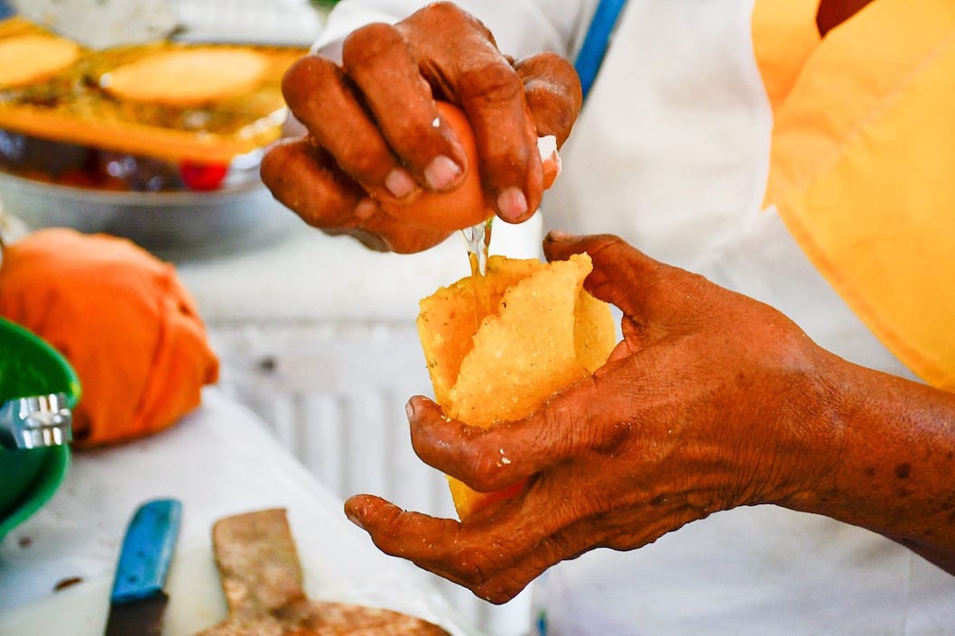 Preparación de la arepa de huevo.