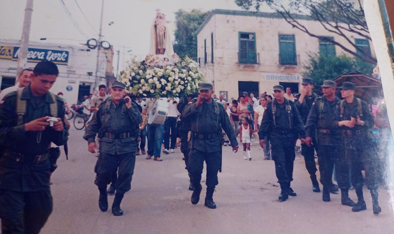 El agente Pedro Salcedo Ramos participando en una procesión de la Virgen del Carmen. 