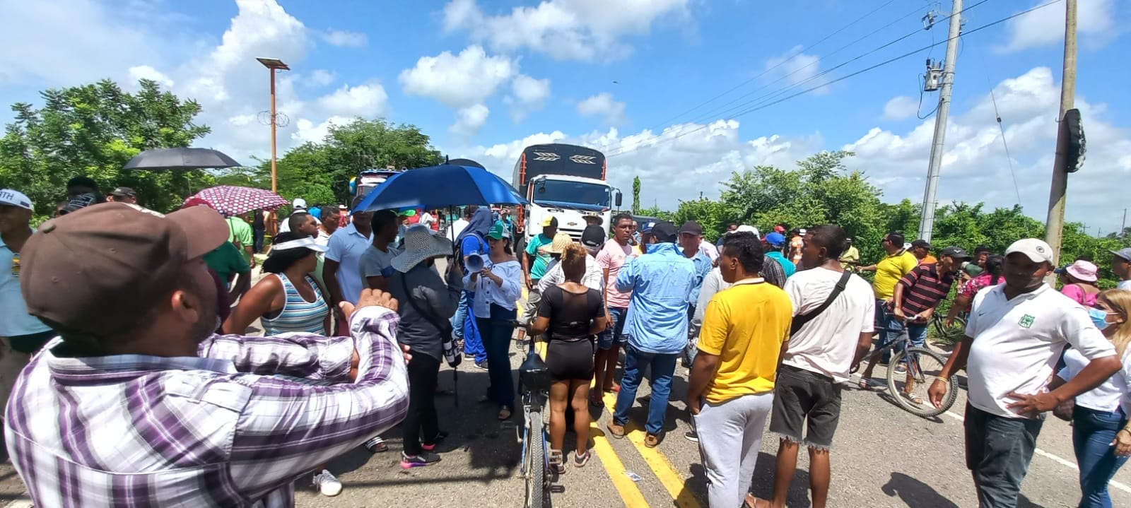 Habitantes de Campo de la Cruz, bloquean la Vía Oriental