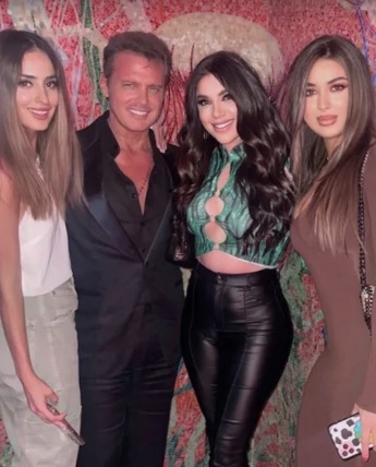 Las tres seguidoras que posaron junto a Luis Miguel.