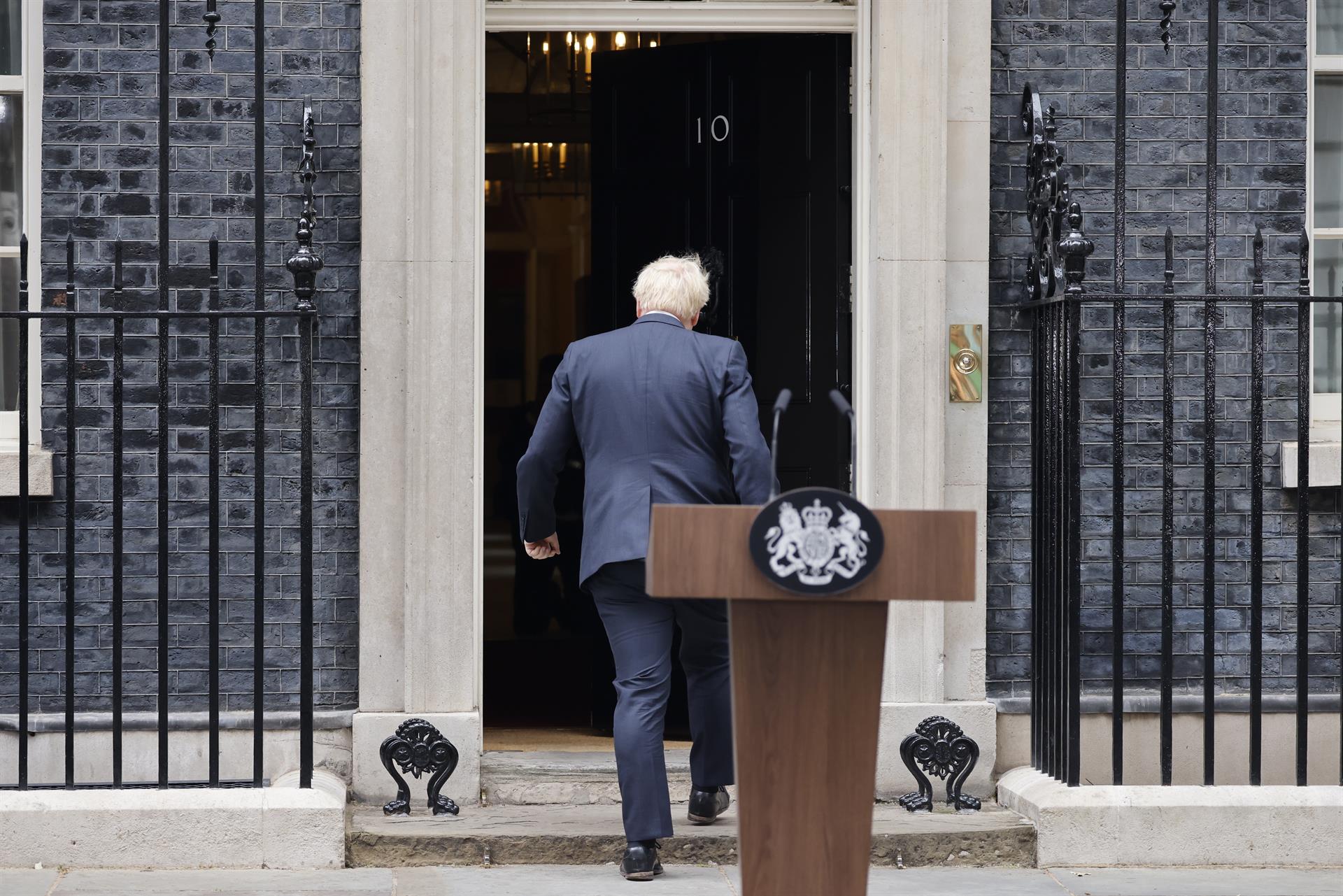 Boris Johnson luego de leer su mensaje de renuncia.