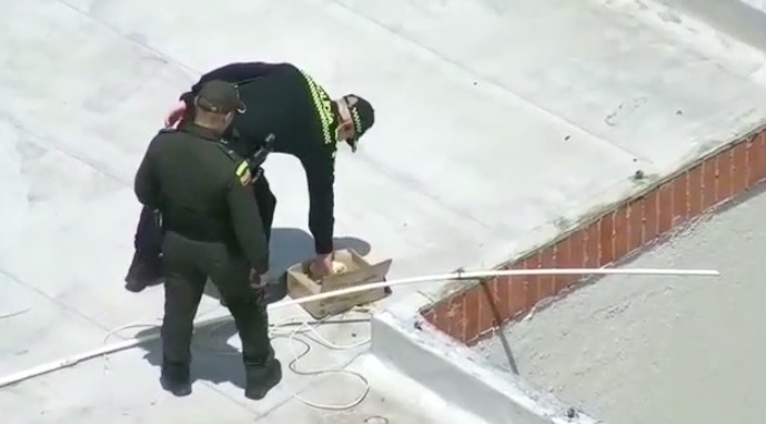 Policía Metropolitana de Barranquilla. Policía revisando las azoteas de los conjuntos de Las Gardenias.