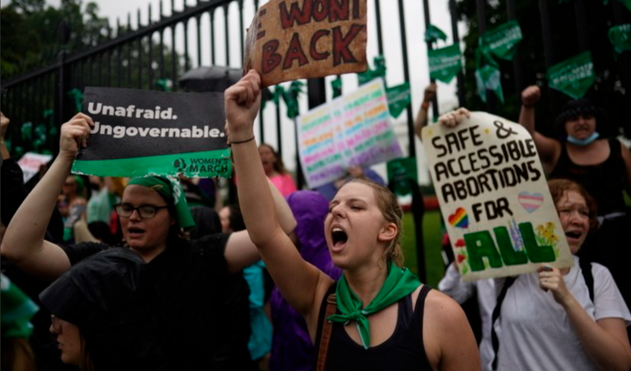 Manifestantes a favor del aborto participan en una marcha de mujeres frente a la Casa Blanca, en Estados Unidos.