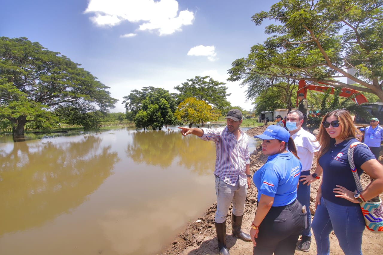 El Gobernador encargado Yesid Turbay en el Canal del Dique.