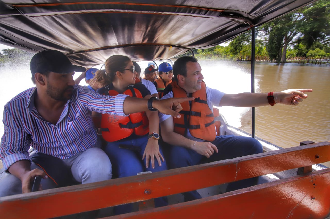 El Gobernador encargado Yesid Turbay en el Canal del Dique.