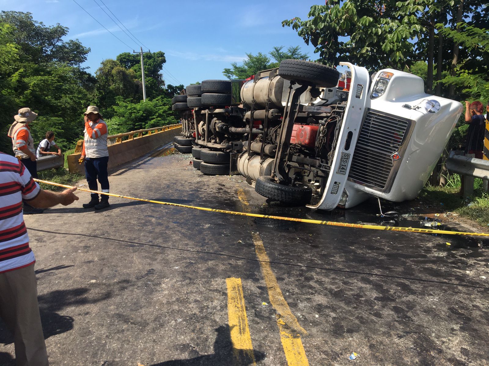 En el 'Puente de la Aguja' se volcó camión cargado de cervezas