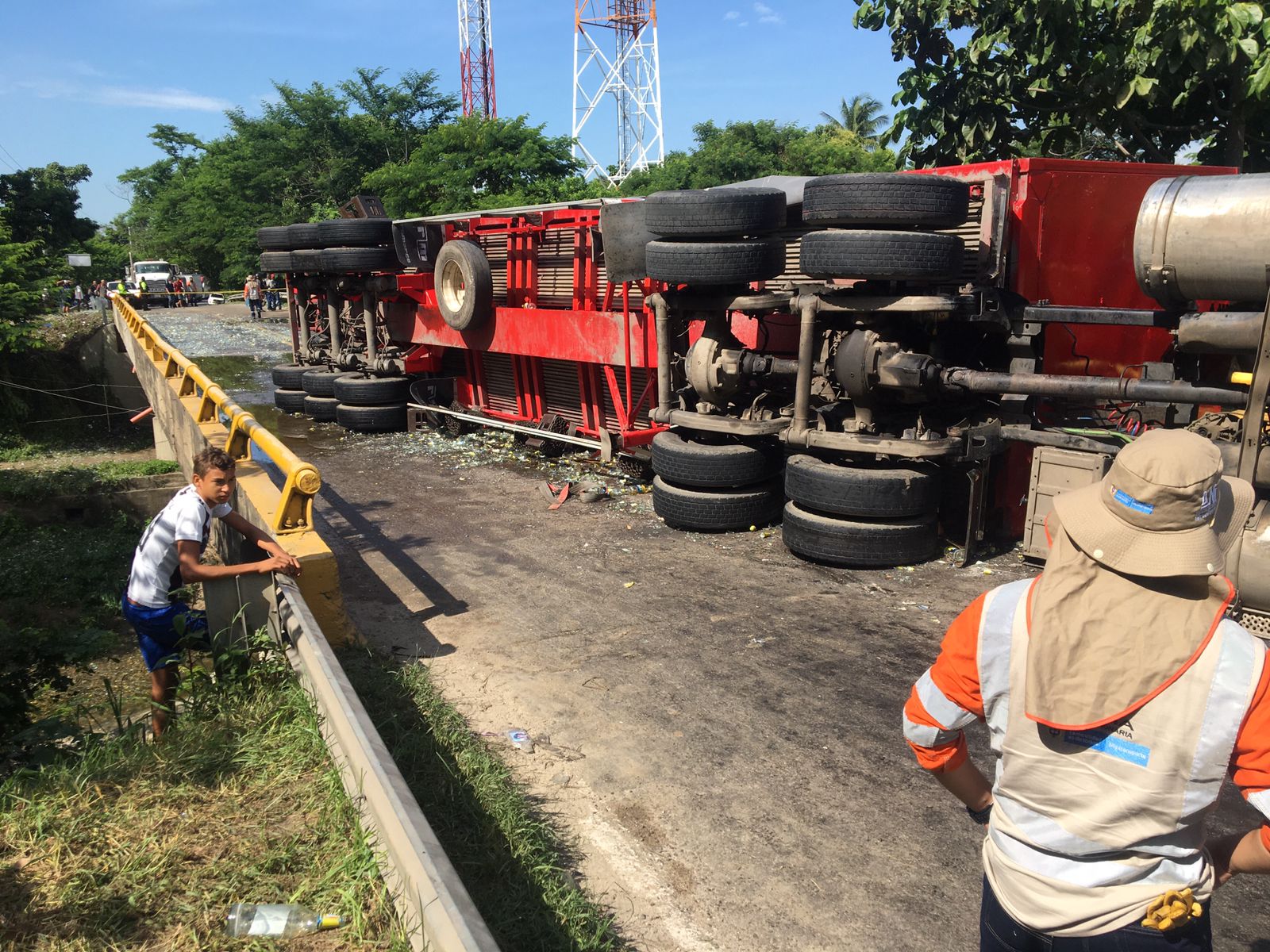 En el 'Puente de la Aguja' se volcó camión cargado de cervezas