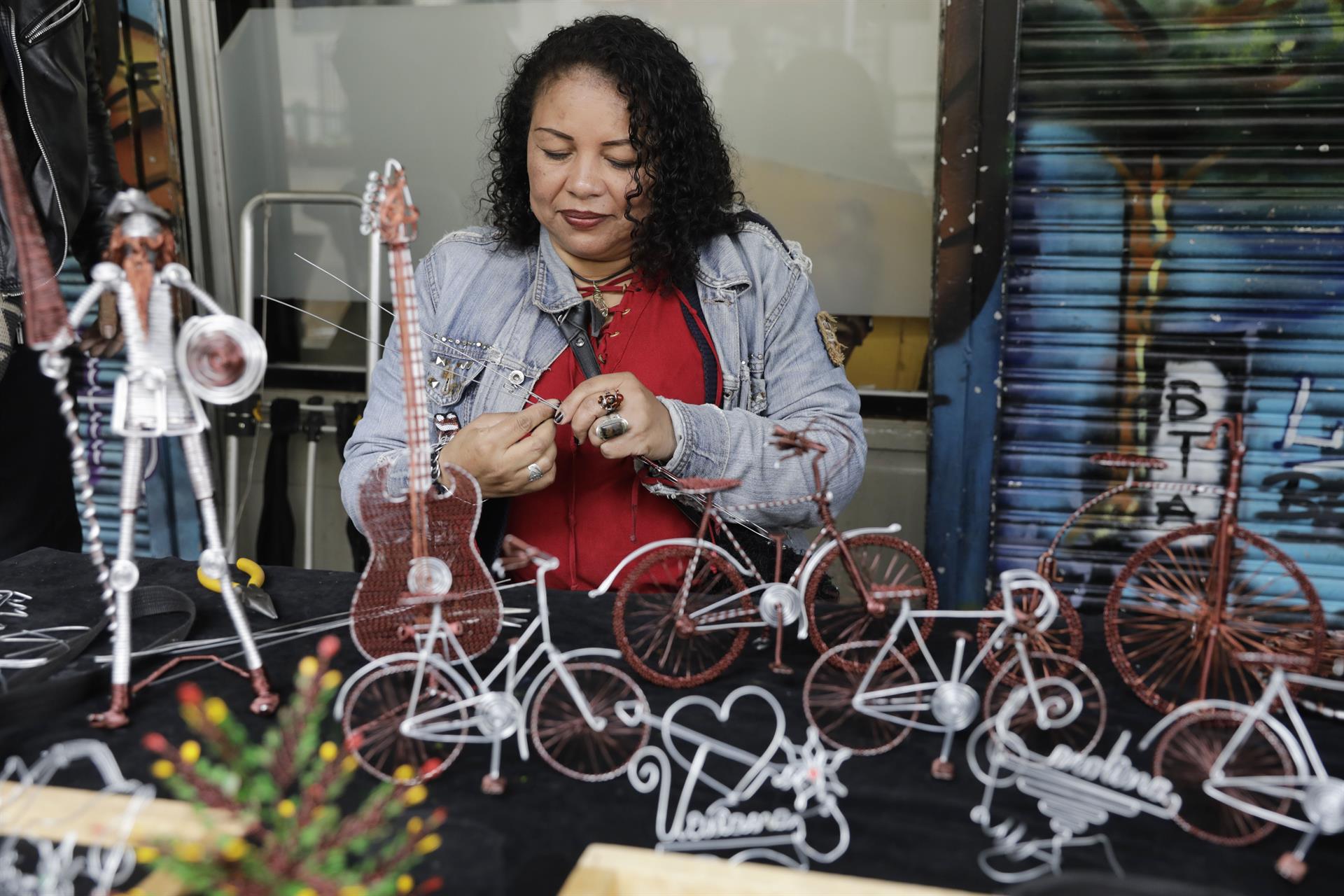 Artistas, pintores y artesanos en las calles del centro de Bogotá. 
