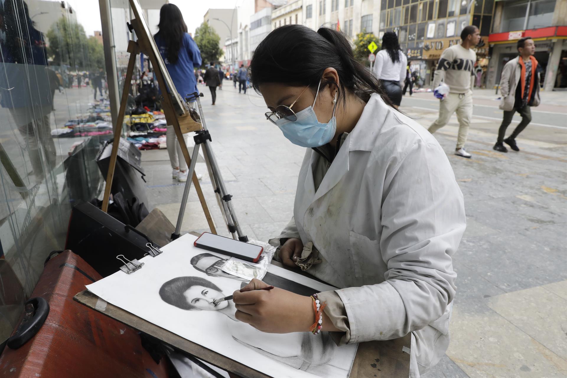 Artistas, pintores y artesanos en las calles del centro de Bogotá. 