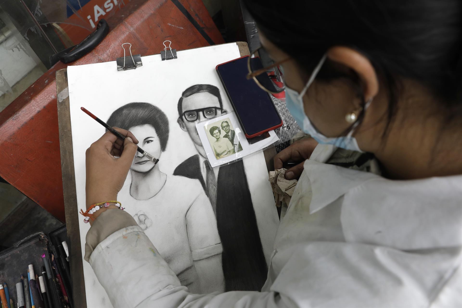 Artistas, pintores y artesanos en las calles del centro de Bogotá. 