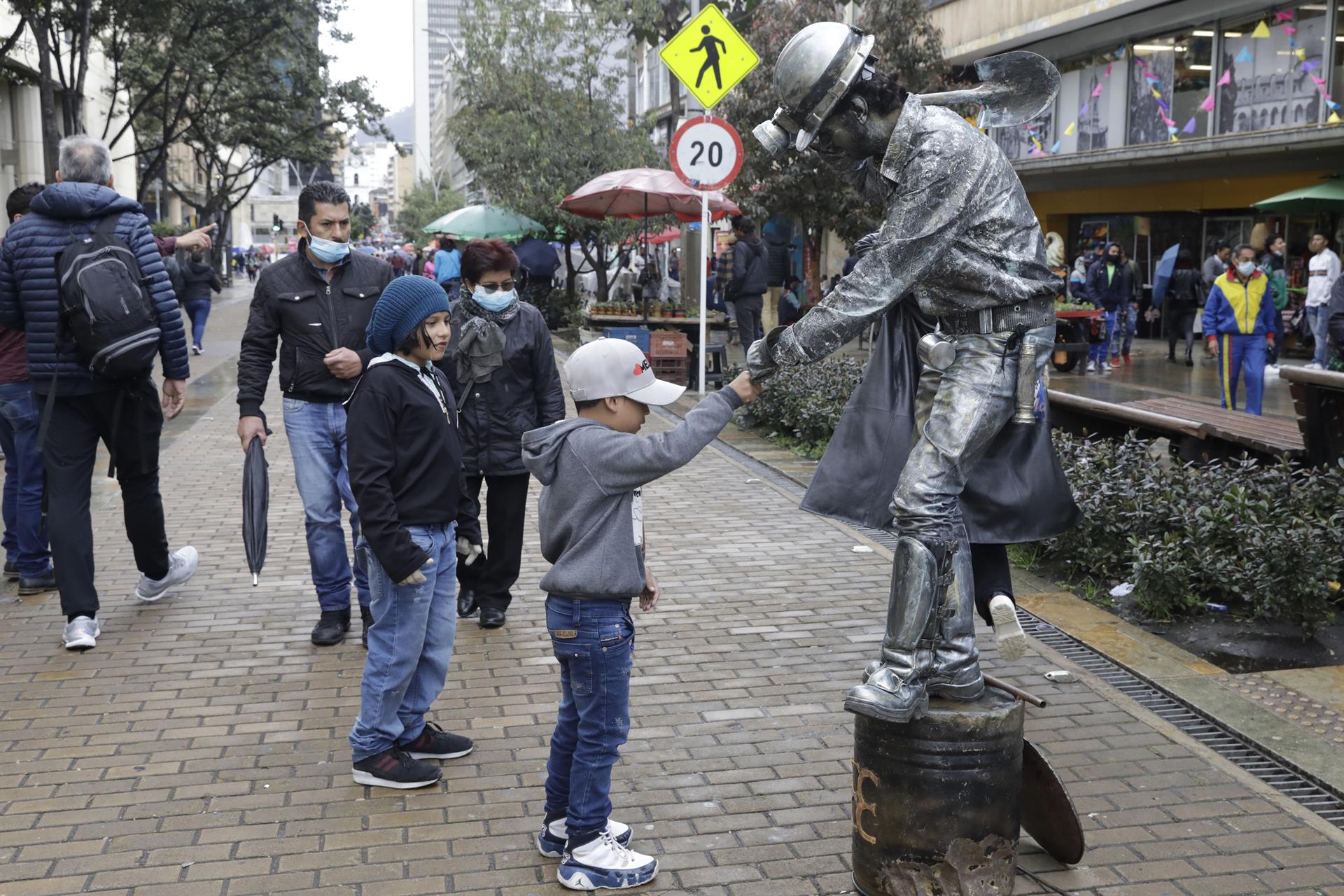 Artistas, pintores y artesanos en las calles del centro de Bogotá. 