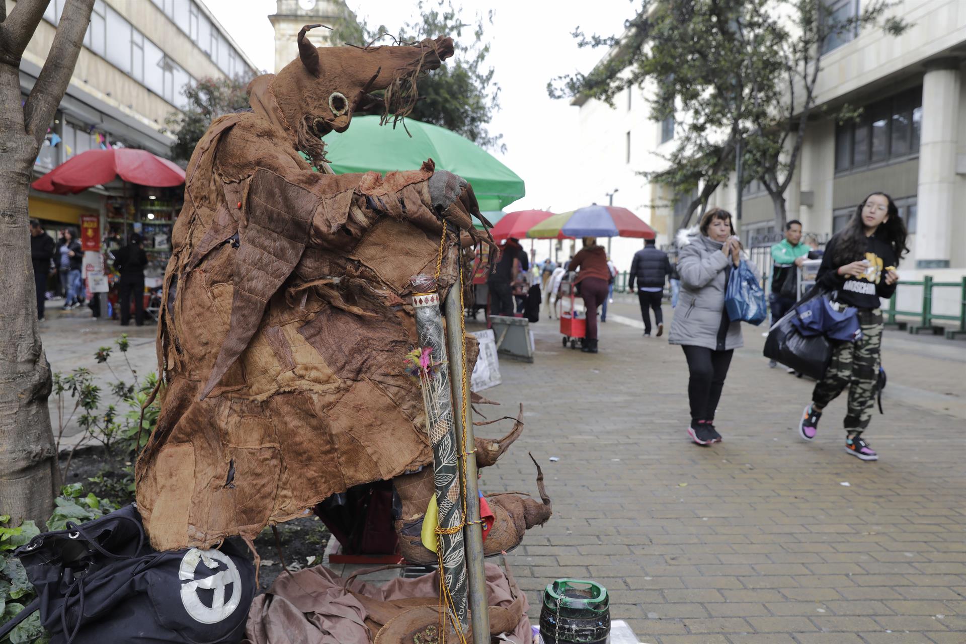 Artistas, pintores y artesanos en las calles del centro de Bogotá. 