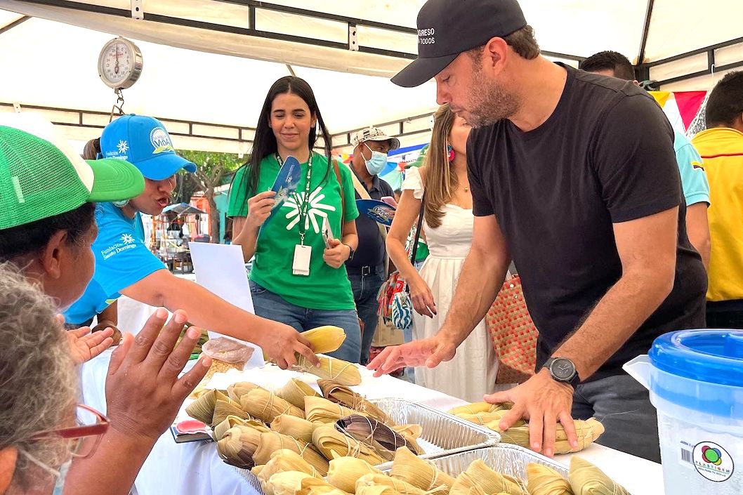 El Alcalde José Fernando Vargas en el stand de los bollos.