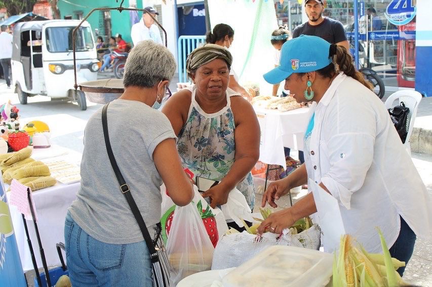 Consumidores adquiriendo los mercados campesinos.