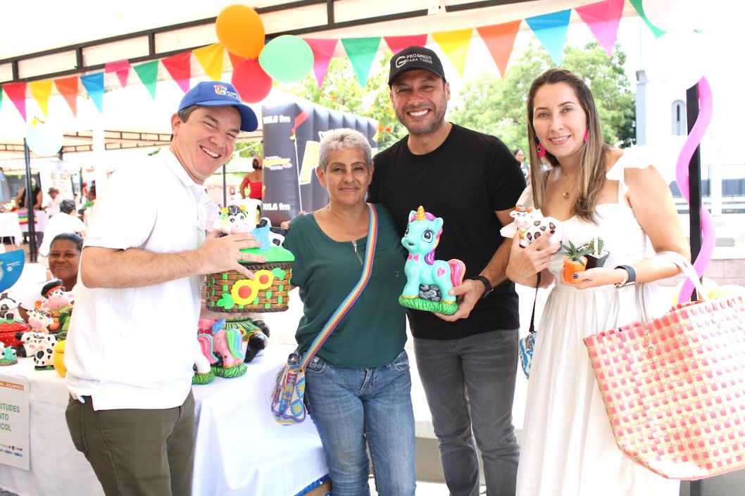 El Alcalde José Fernando Vargas y el Secretario de Desarrollo Económico de Atlántico, Miguel Vergara, con productos artesanales.