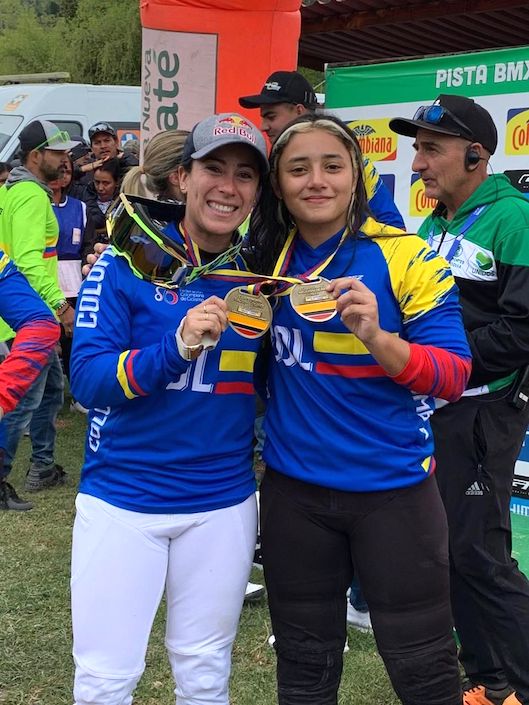 Acompañada de la medallista Olímpica Mariana Pajón.