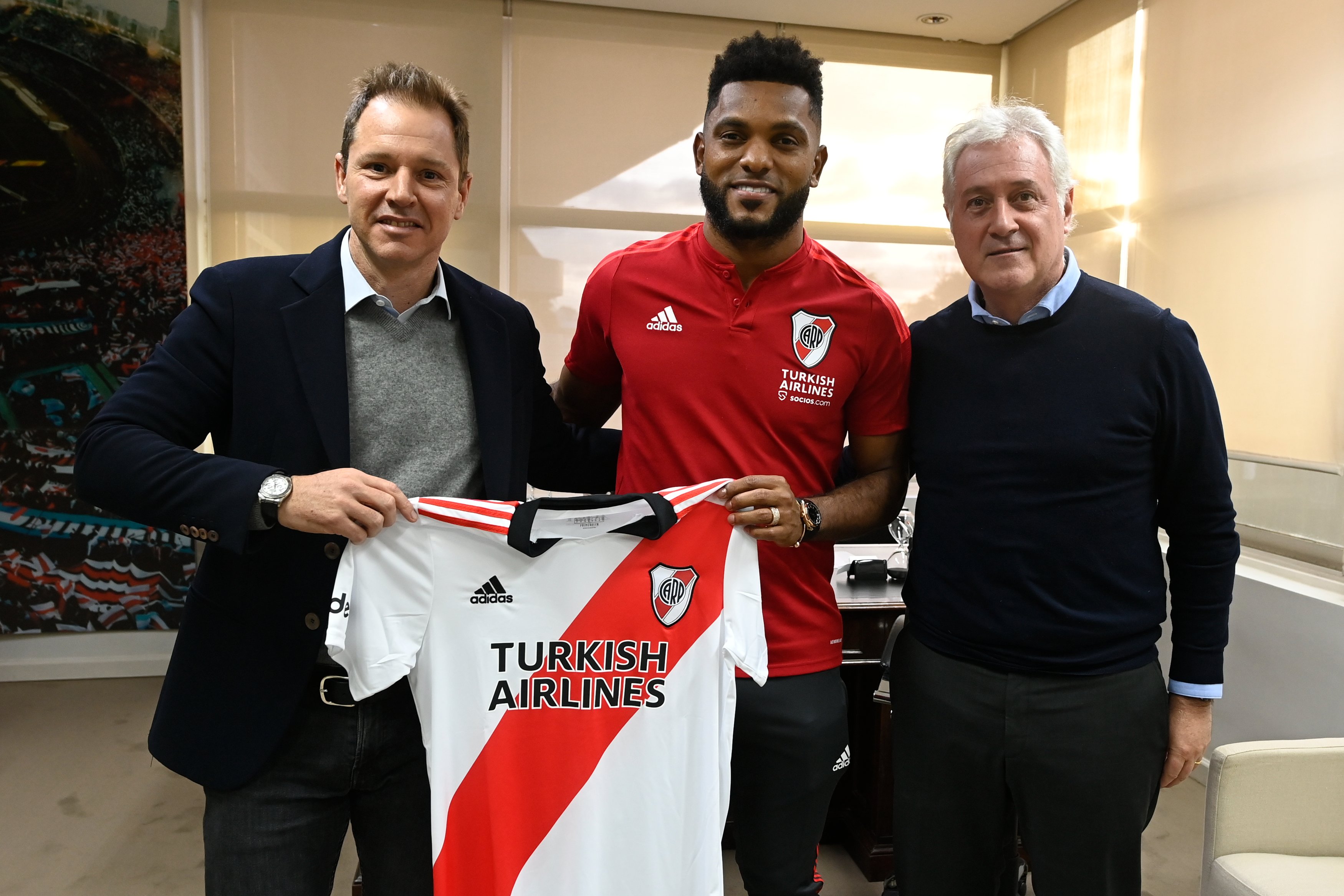 Miguel Ángel Borja posa con la camiseta de River Plate. 