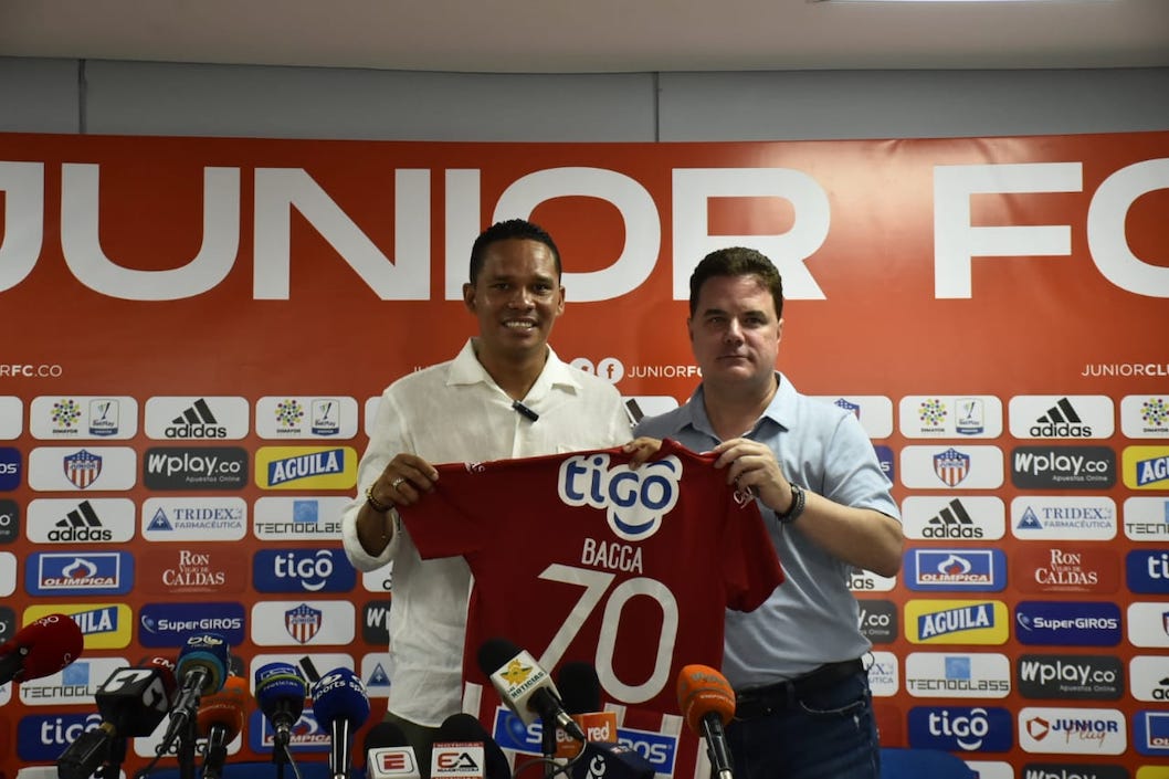 Carlos Bacca seguirá luciendo la camiseta '70'.