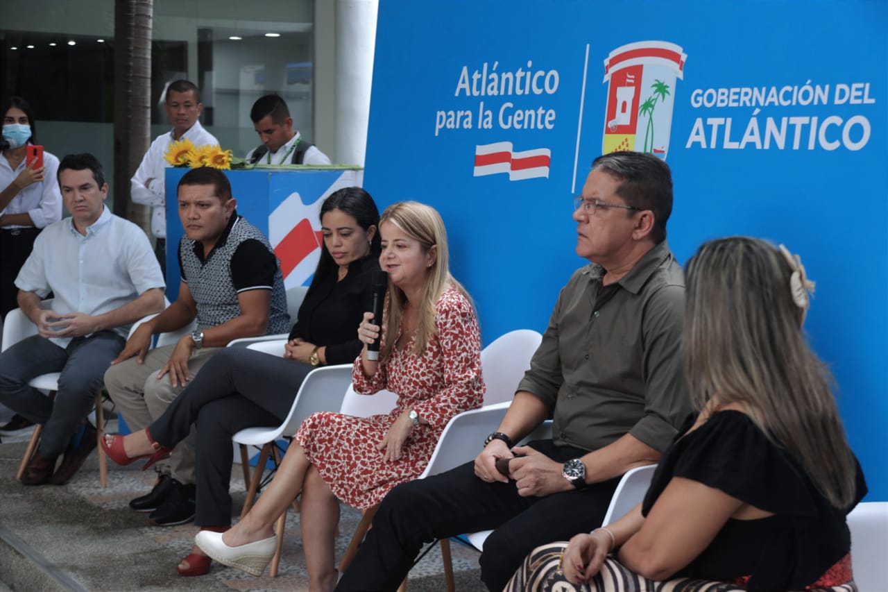 Alcaldes de Usiacurí, Santo Tomás y Sabanalarga en rueda de prensa con la Gobernadora.