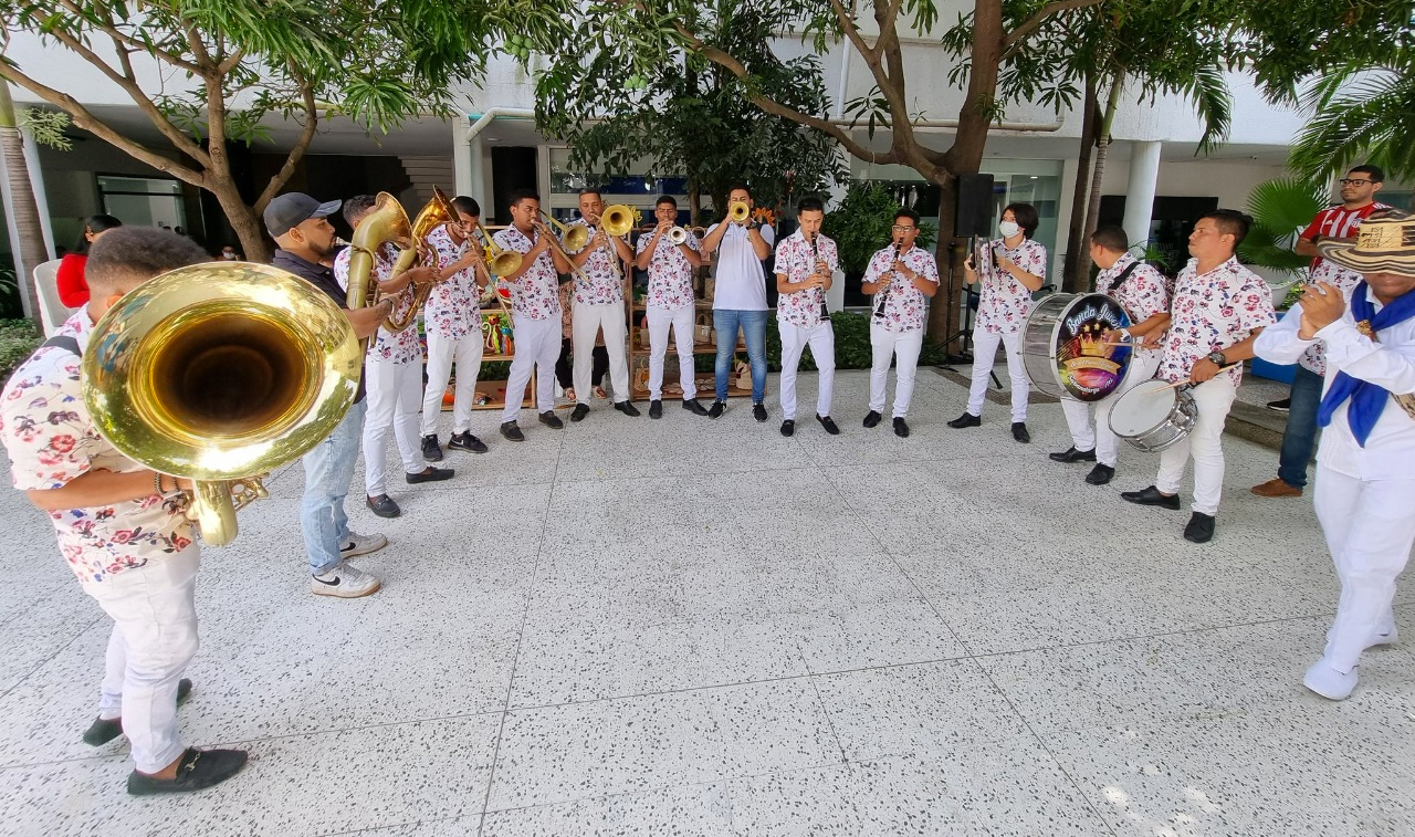 Una banda de músicos animó la rueda de prensa