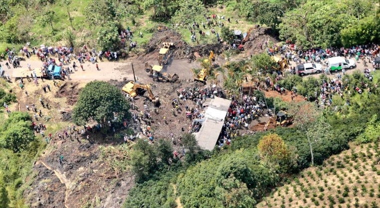 Vista aérea del estado en que quedó el área donde funciona la escuela sepultada por alud de tierra.