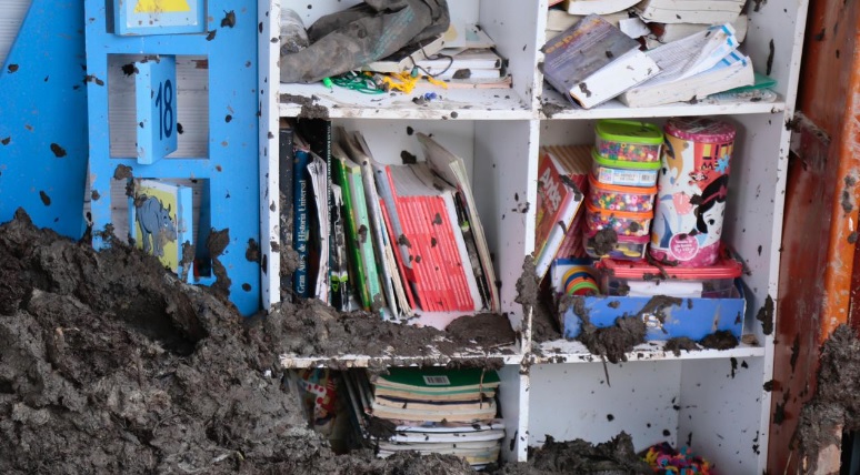 Los textos y útiles escolares en medio del lodo que sepultó la escuela en Tapartó,