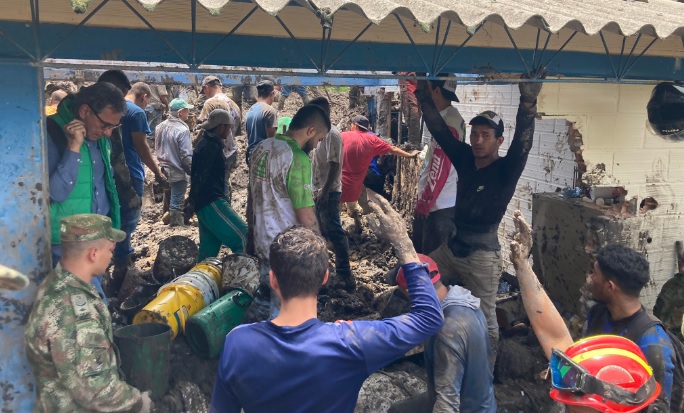 La comunidad se unió a la búsqueda de cuerpos.