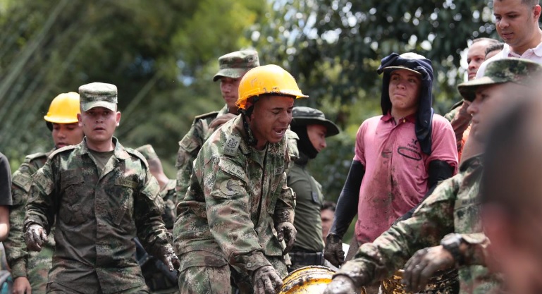 Varios militares tratan de despejar la escuela para rescatar a los niños.