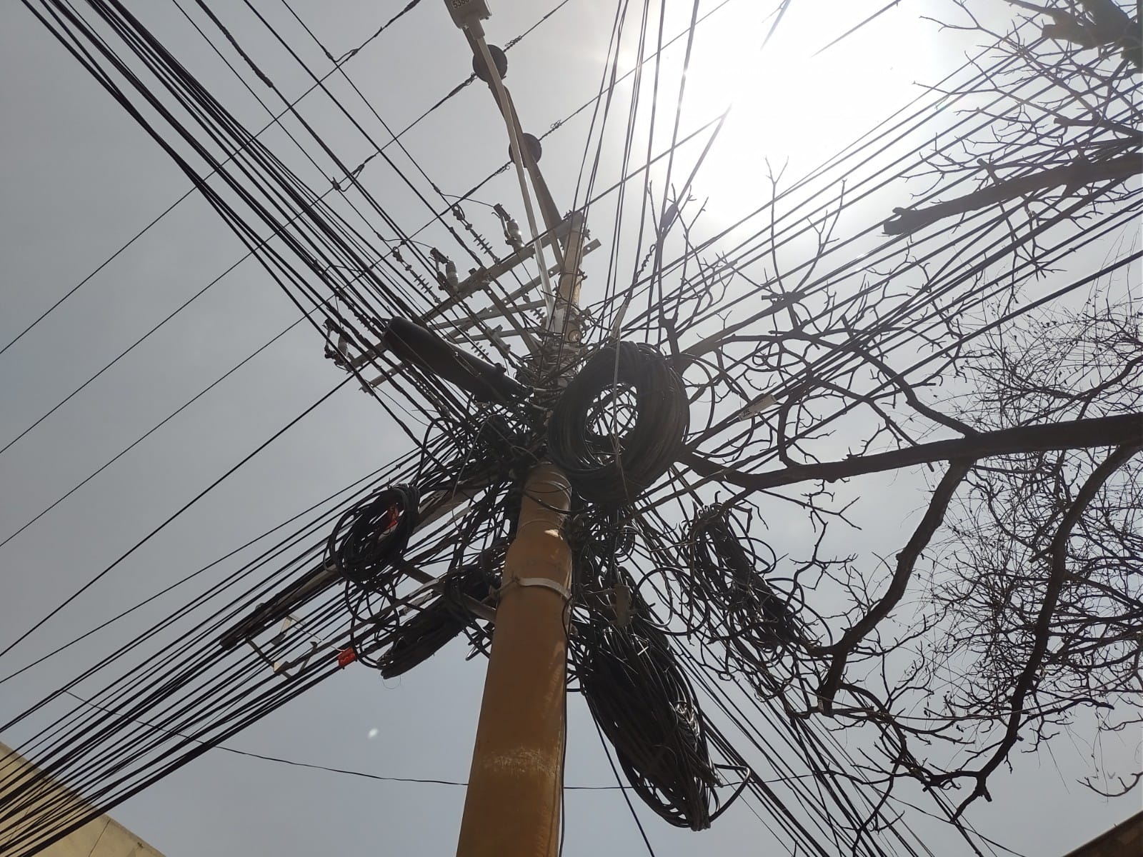 Telarañas de cables en el centro de Barranquilla