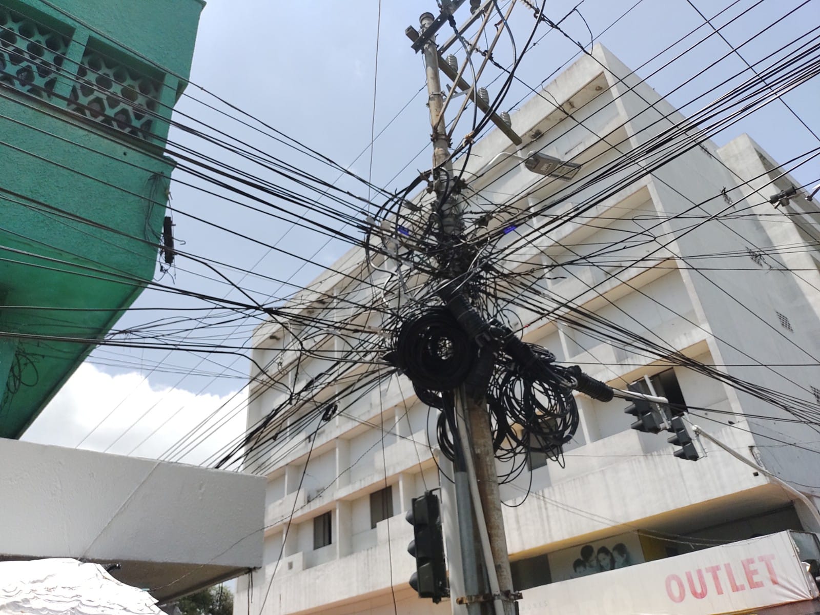 Telarañas de cables en el centro de Barranquilla