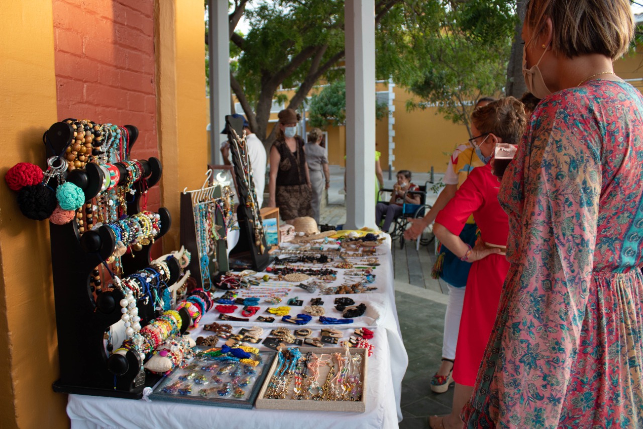 Los artesanos de Puerto Colombia comercializan sus creaciones en los alrededores de Estación del Ferrocarril.