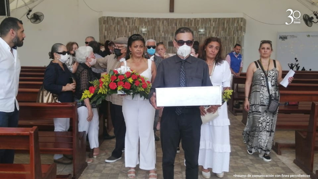 La familia de Marina Isabel Ferrer de Velásquez recibiendo los restos mortales.