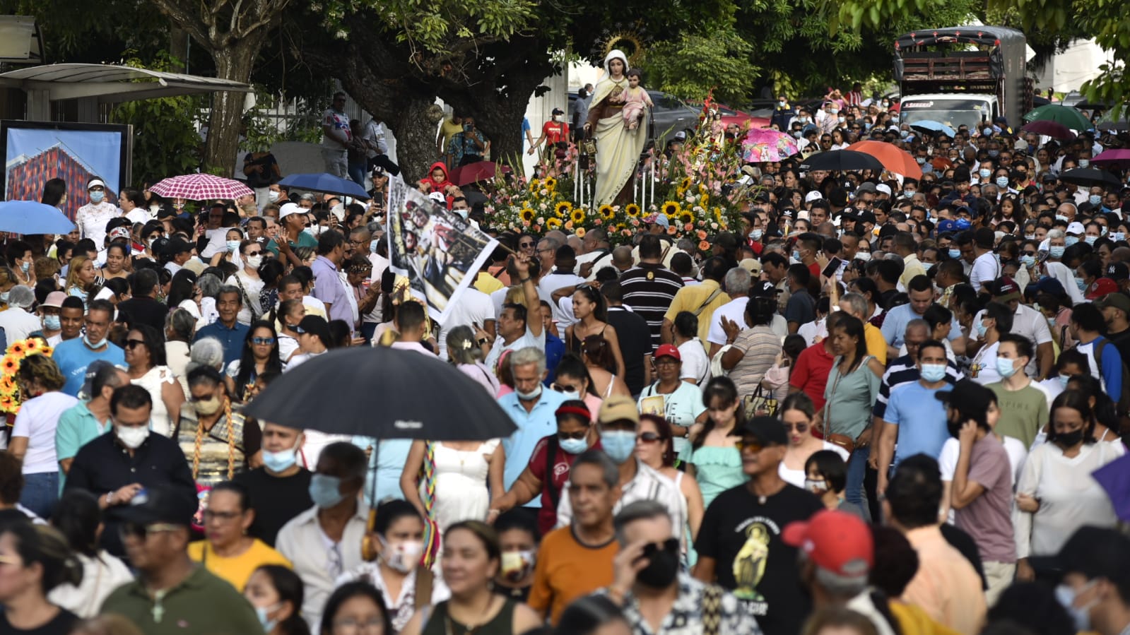 Multitud en la procesión de la Virgen del Carmen.