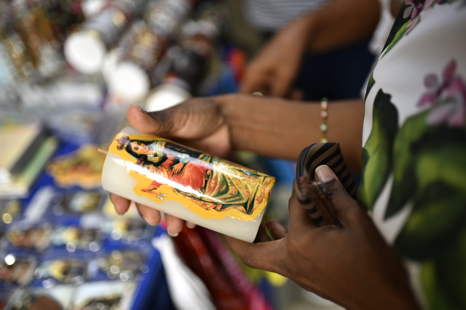 Veladoras alusivas a la Virgen del Carmen.