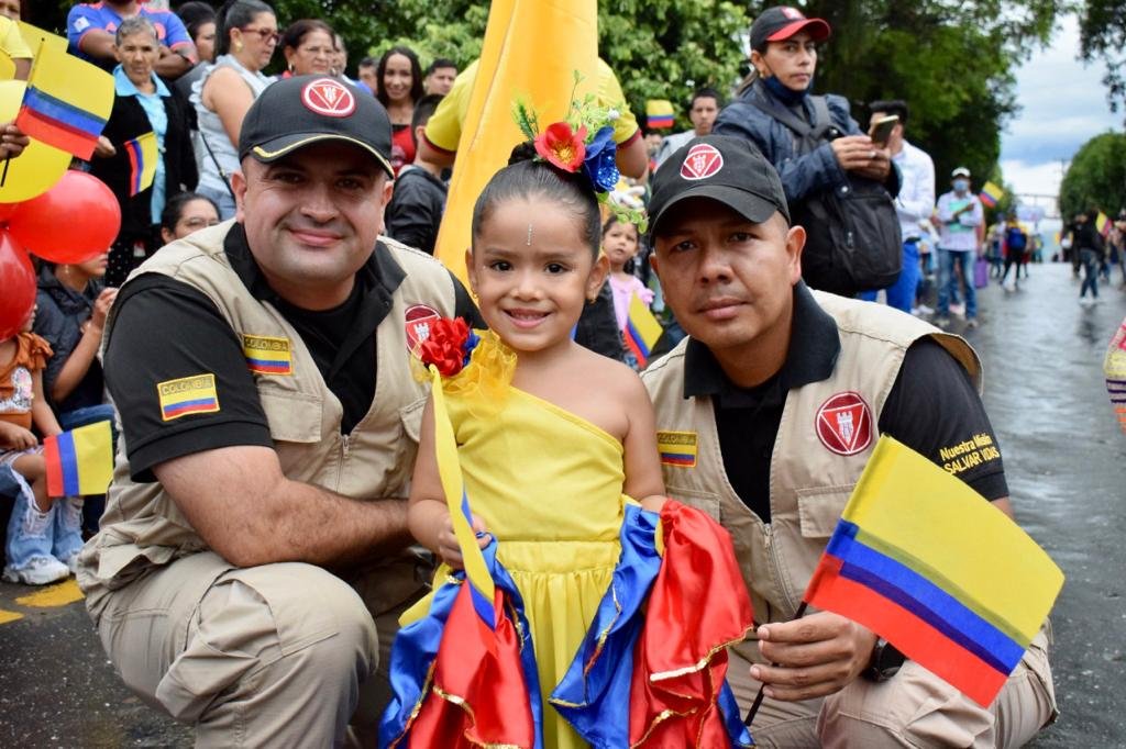 Los niños, felices de lucir el tricolor.