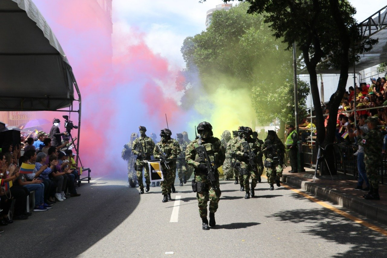 Los colores patrios a lo largo del desfile. Hubo muchos aplausos.